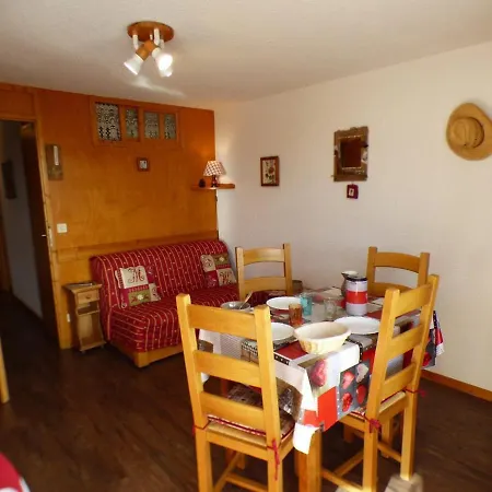 Pour 4 Personnes Avec Balcon Expose Sud, Au Coeur Des Saisies - Fr-1-594-108 Apartment *